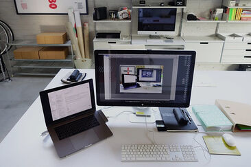 Sf schreibtisch copyright erik spiekermann 1170x779 Erik Spiekermanns Schreibtisch